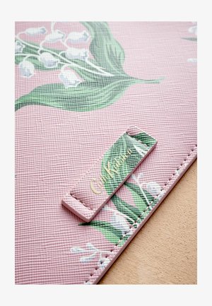 Mata roz cu textură, având un design floral cu frunze verzi și flori albe; include o eticheta rectangulară cu "Cath Kidston" în aur.