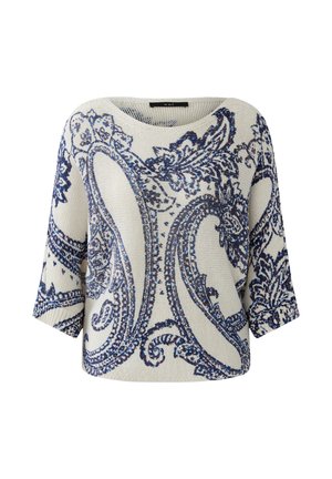 Weißer Strickpullover mit 3/4-Ärmeln, der ein komplexes blaues Paisley-Blumenmuster und einen runden Ausschnitt aufweist.