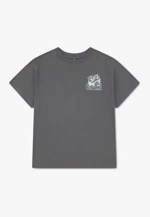 T-shirt gris foncé à manches courtes avec petit motif blanc de baskets et texte "CONVERSE" sur le côté gauche de la poitrine.