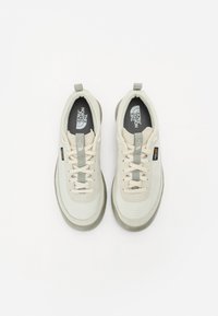 The North Face CLYFFE UNISEX - Joggesko - white dune/clay grey
