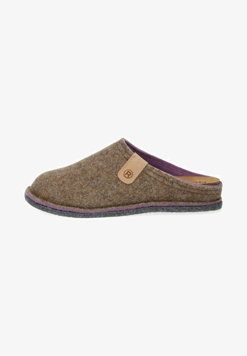 Pantofole in feltro marrone slip-on con interno viola, suola grigia e un'etichetta in pelle con un logo sul lato. Punta arrotondata e profilo basso.