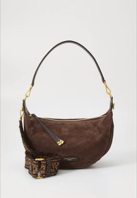 Brun mokkahåndveske med en buet form, som har en gullglidelås, en mørk skinnskulderstropp og en teksturert flettet aksestropp.