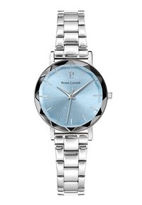 Reloj de metal plateado con una esfera en un tono azul claro con acabado sunburst, que presenta un bisel pulido, marcadores de hora plateados y una pulsera de eslabones de acero inoxidable.