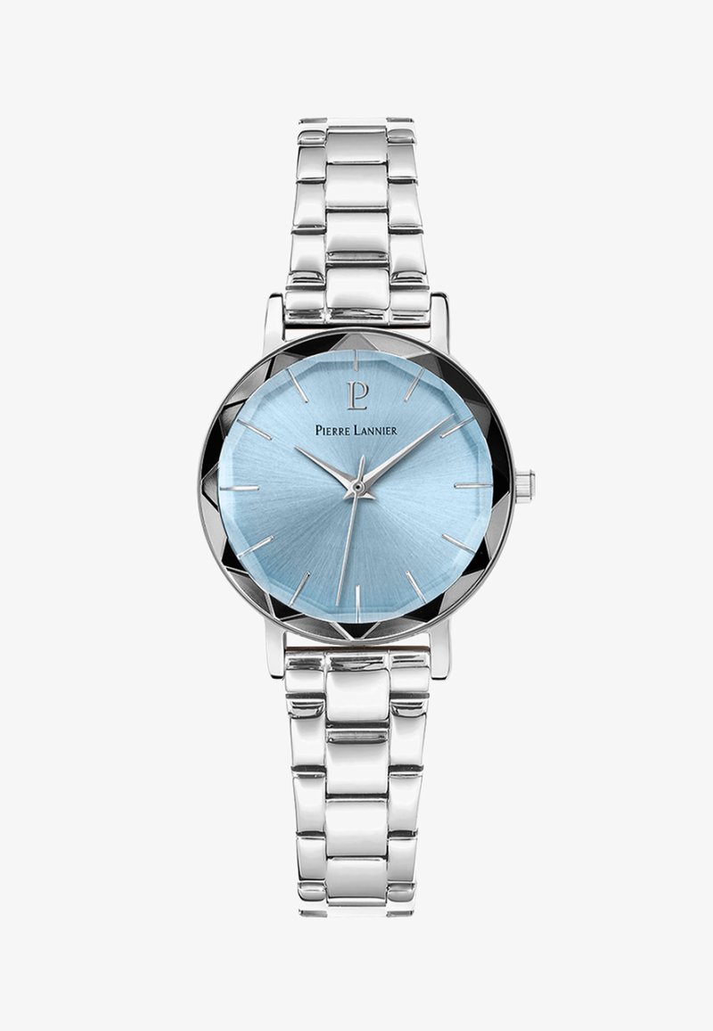 Reloj de metal plateado con una esfera en un tono azul claro con acabado sunburst, que presenta un bisel pulido, marcadores de hora plateados y una pulsera de eslabones de acero inoxidable.