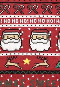 Tissu rouge tricoté avec des visages de Père Noël en pixel-art, des cannes en sucre d'orge, des rennes, une étoile jaune et le texte « HO HO HO ! » en blanc.