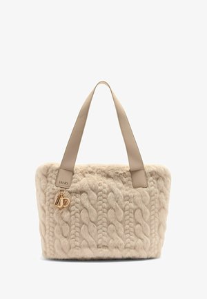 Sac fourre-tout en fausse fourrure beige avec un motif de tricot à câbles texturé, doté de deux poignées en cuir plates et d'une finition en métal doré.