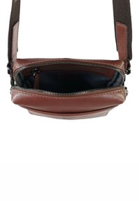 Borsa a tracolla in pelle marrone con chiusura a zip, superficie texturizzata e tracolla in tessuto. L'interno presenta una fodera a contrasto per una migliore visibilità.