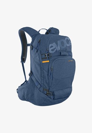 Zaino Blue Evoc Line Pro 30 con spallacci imbottiti, più scomparti con zip, cinghie laterali regolabili e cintura in vita per uso outdoor o sportivo.