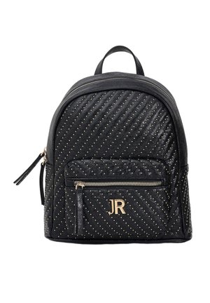 Zaino in ecopelle trapuntata nera con accenti di borchie dorate, tasca frontale con zip e manico superiore. Presenta un logo dorato "JR" sulla parte frontale.
