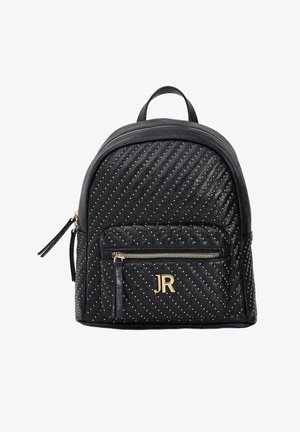 Zaino in ecopelle trapuntata nera con accenti di borchie dorate, tasca frontale con zip e manico superiore. Presenta un logo dorato "JR" sulla parte frontale.