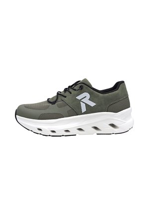 Olivgrüner Sportschuh mit schwarzen Schnürsenkeln, atmungsaktivem Mesh, reflektierendem Logo und dicker weißer Sohle mit Luftöffnungen.