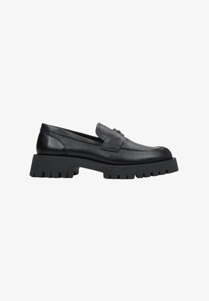 Schwarze Lederloafers mit einer klobigen, strukturierten Plattformsohle. Verfügt über einen dekorativen Riemen über dem Vorderfuß und eine glatte Oberflächenbeschaffenheit.