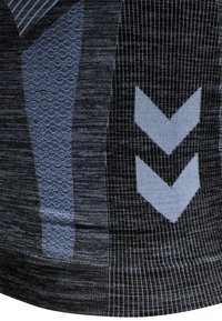 Capa base de compresión en negro y azul. Presenta patrones texturizados, rayas horizontales y formas en chevrón. Tejido suave y ajustado al cuerpo.