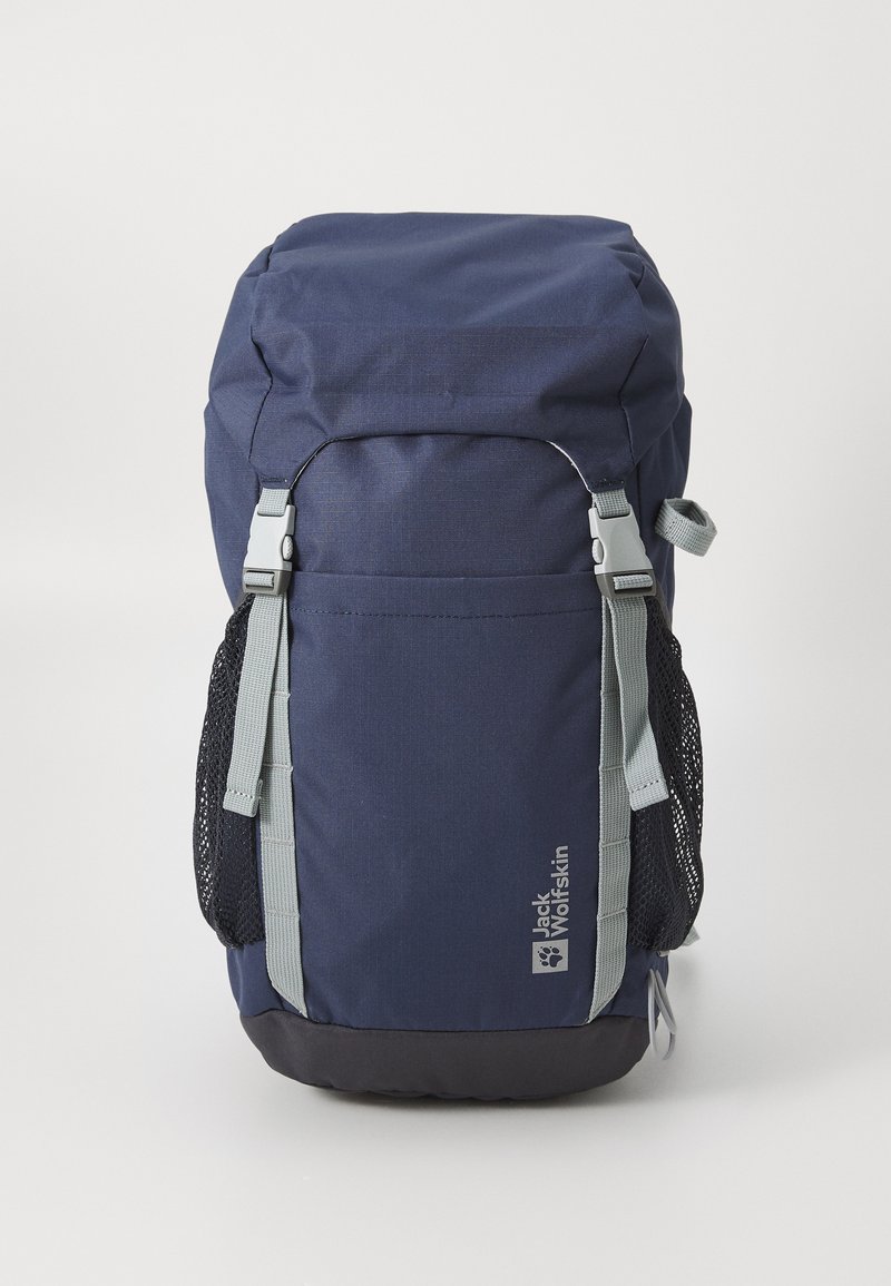 Mochila de nylon azul com acentos cinzentos, fecho superior, alças ajustáveis, bolsos laterais em rede e logotipo na parte inferior frontal.