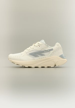 Scarpa da ginnastica bianca con accenti azzurri, materiale in mesh e suede, punta arrotondata, dettagli traforati e suola in gomma strutturata.