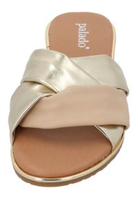 Sandale plateforme or et beige avec des bandes croisées et une finition texturée. La semelle présente un rembourrage marron et un accent doré le long du bord.