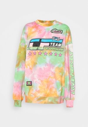 Bluza tie-dye w różowym, zielonym i pomarańczowym kolorze z grafikami wyścigowymi, "TEAM Chiara Ferragni", gwiazdkami oraz napisem "LOVE FIERCELY" na rękawie.