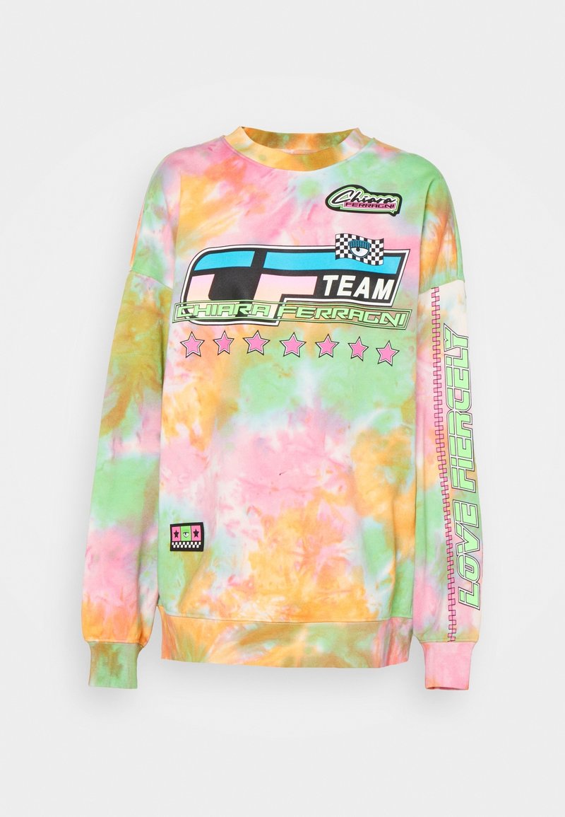 Sweat-shirt tie-dye rose, vert et orange avec des graphiques de course, "TEAM Chiara Ferragni", des étoiles et le texte "LOVE FIERCELY" sur la manche.
