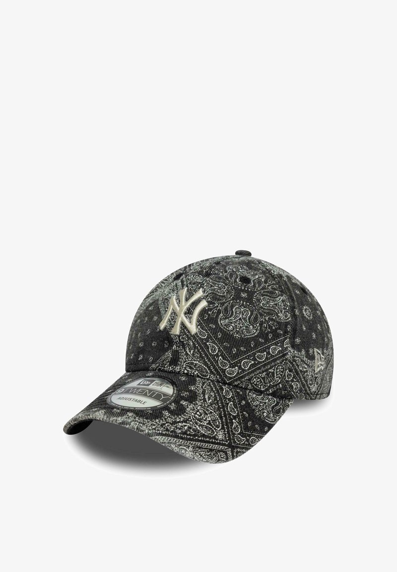 Casquette de baseball réglable à motif bandana noir et blanc avec logo beige des New York Yankees sur le devant.