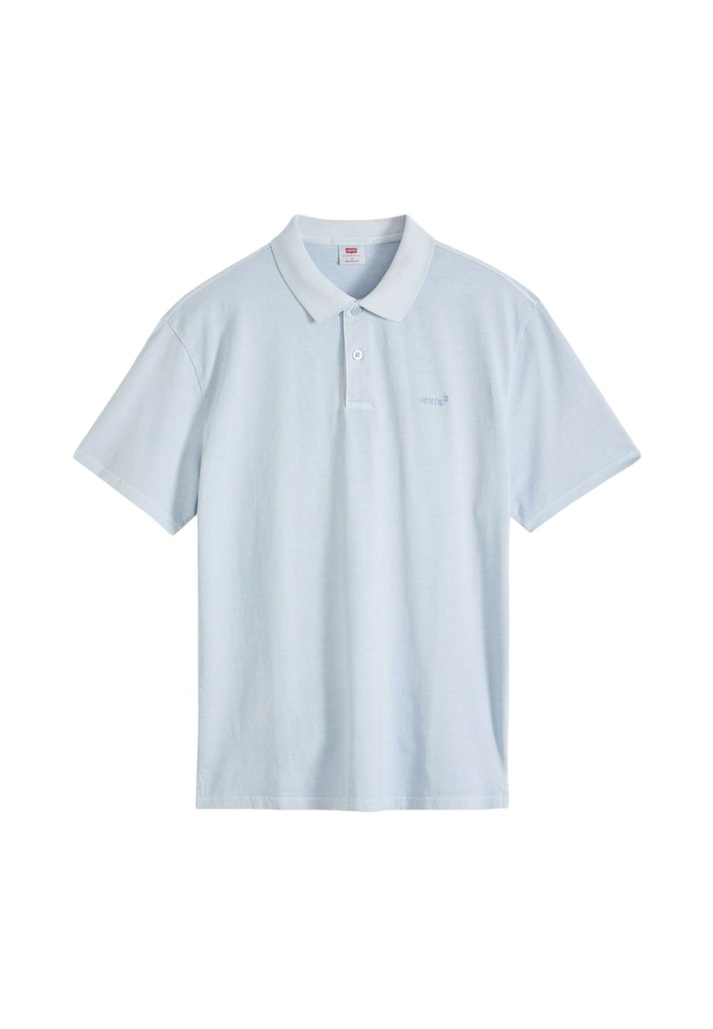 Polo de manga corta en azul claro con cuello y tapeta de dos botones, pequeño logo en el pecho izquierdo, mostrado sobre fondo blanco.