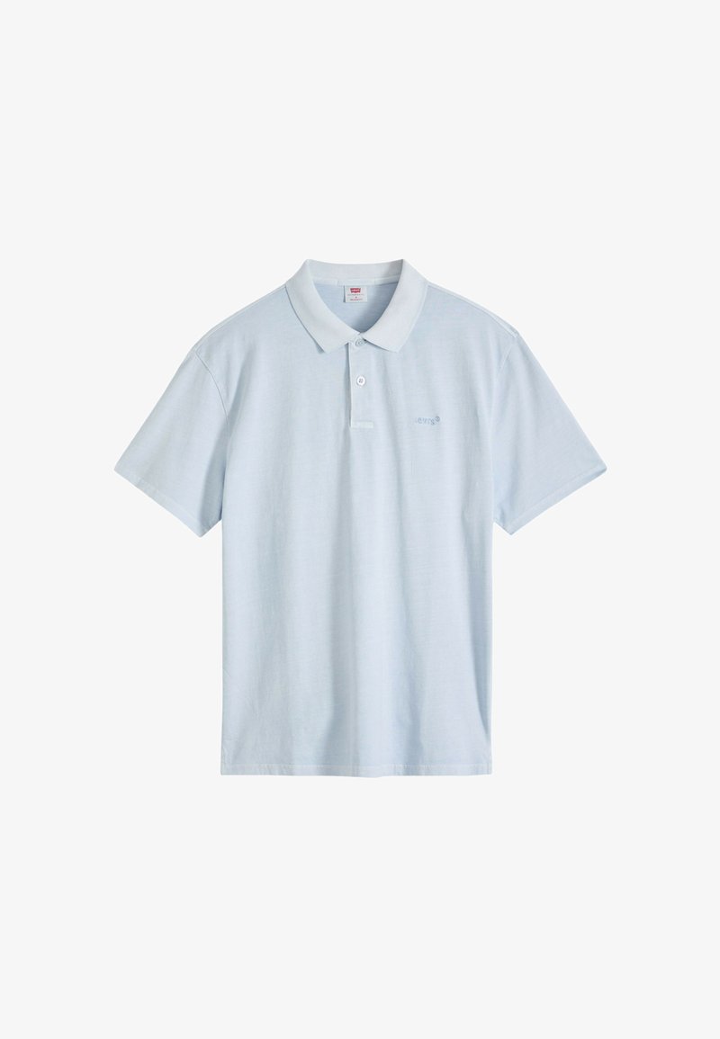 Polo de manga corta en azul claro con cuello y tapeta de dos botones, pequeño logo en el pecho izquierdo, mostrado sobre fondo blanco.