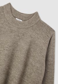 Maglione beige lavorato a maglia con scollatura rotonda a coste e maniche lunghe, caratterizzato da una texture morbida e una vestibilità comoda. Etichetta visibile all'interno.