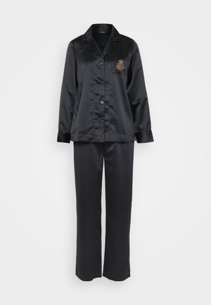 Svart satin pyjamasset innehåller en knapp-up skjorta med krage och en bröstlogga, kompletterat med raka byxor. Slät textur genom hela setet.