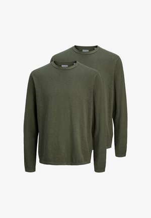 Deux chemises vert olive unies à manches longues et col rond empilées avec les étiquettes de cou JACK & JONES visibles, présentées sur un fond blanc.