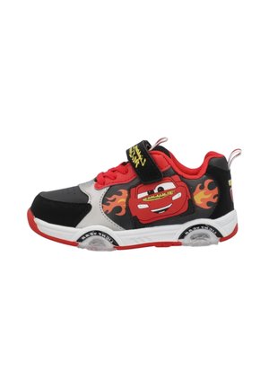 Zapatilla infantil negra, roja y blanca con diseño de coche de dibujos animados, detalles de llamas, cordones rojos y una tira de velcro negra.