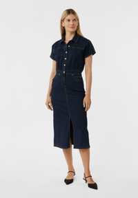 comma TAILLIERTES - Robe en jean - blau
