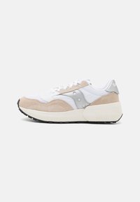 Sneaker da uomo beige e bianco di Saucony con sovrapposizioni in suede, lacci bianchi e una suola spessa color avorio su uno sfondo bianco semplice.