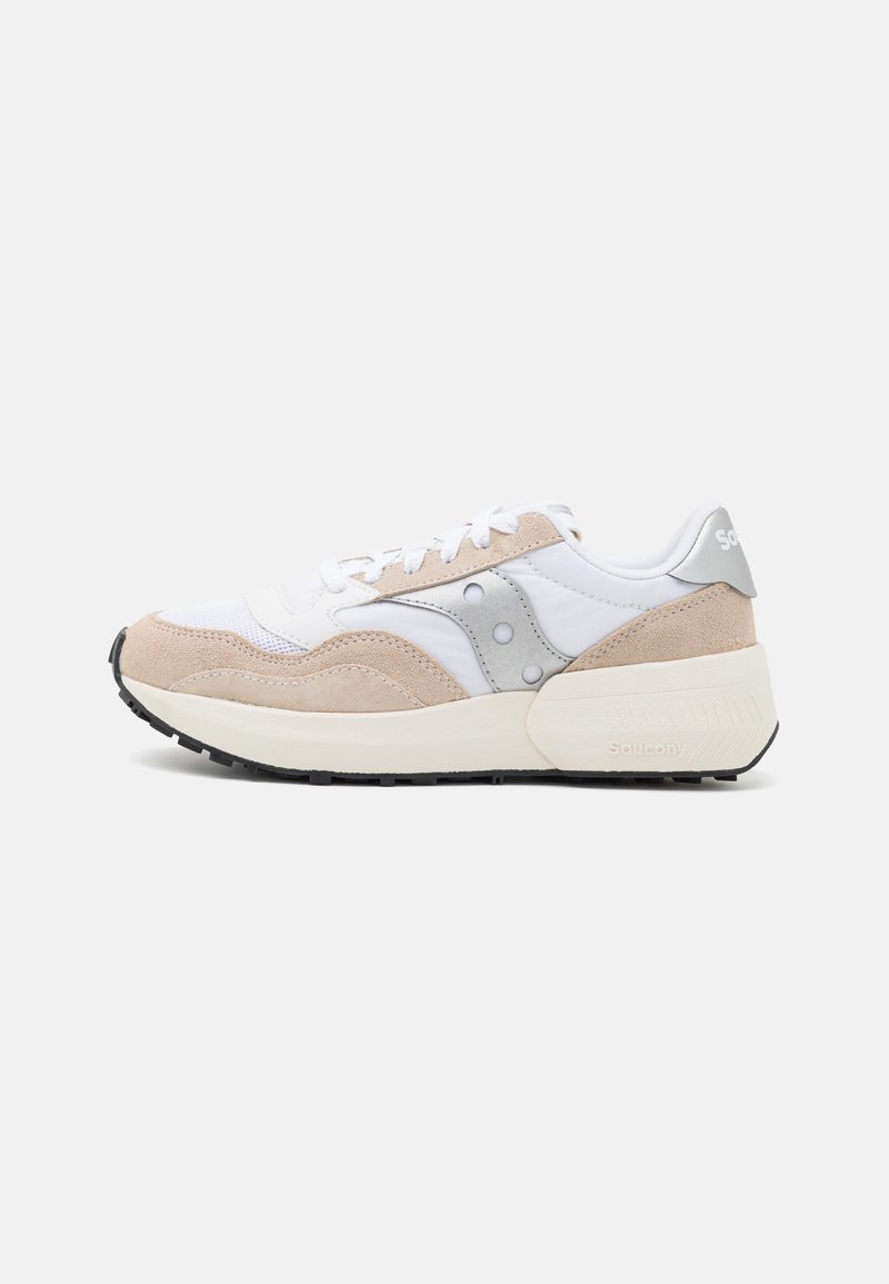 Sneaker da uomo beige e bianco di Saucony con sovrapposizioni in suede, lacci bianchi e una suola spessa color avorio su uno sfondo bianco semplice.