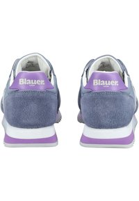 Niebieskie zamszowe sneakersy z białymi i fioletowymi akcentami. Posiadają wyprofilowany kołnierz i język, logo na pięcie oraz teksturowaną gumową podeszwę.