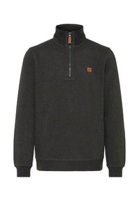 Mørk grå fleece genser med høy krage, kvart glidelås og en liten brun logopatch på brystet. Myk tekstur og avslappet passform.