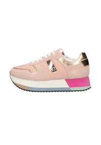 Sneaker rosa con una parte superiore in suede liscio, accenti metallici e suola stratificata con colori a contrasto. Lacci bianchi e battistrada testurizzato.