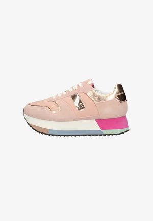 Sneaker rosa con una parte superiore in suede liscio, accenti metallici e suola stratificata con colori a contrasto. Lacci bianchi e battistrada testurizzato.