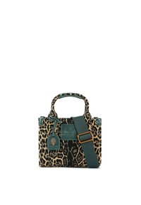 Borsa a spalla in tela con stampa leopardata, caratterizzata da una tracolla verde scuro, accenti testurizzati, manici superiori e un'etichetta decorativa con logo.