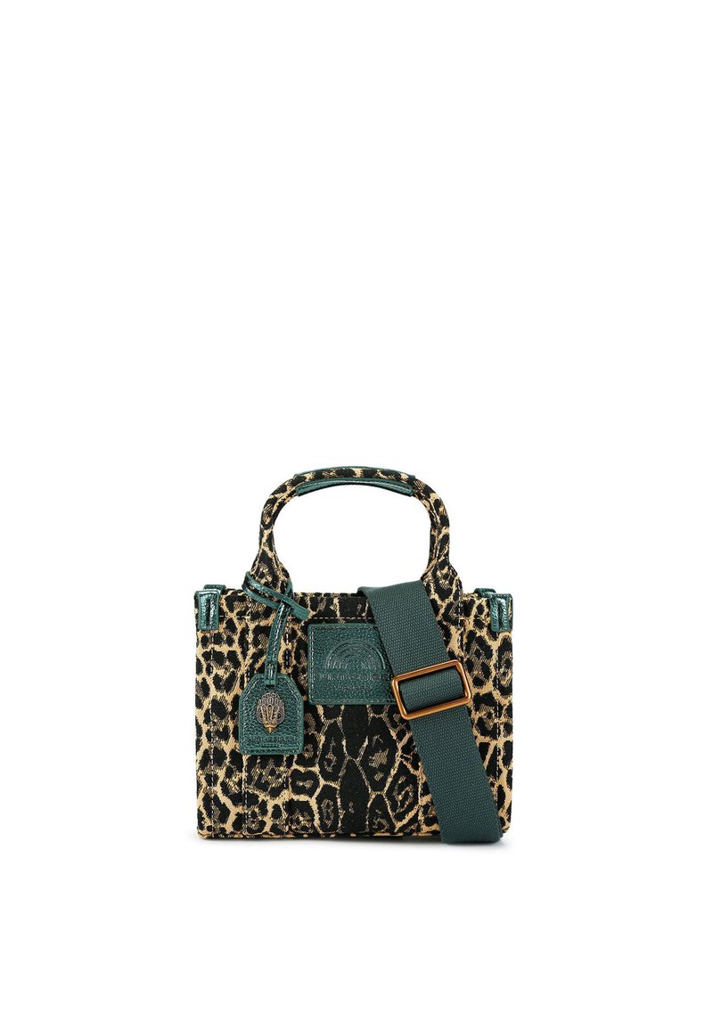 Borsa a spalla in tela con stampa leopardata, caratterizzata da una tracolla verde scuro, accenti testurizzati, manici superiori e un'etichetta decorativa con logo.