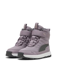 Fioletowe syntetyczne botki za kostkę z wyściełanym kołnierzem, paskiem na rzep oraz kontrastującym ciemnozielonym akcentem; cholewka o teksturowanej powierzchni z gumową podeszwą.