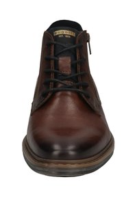 Bruine leren herenankleboot met zwarte veters, zijrits en zichtbare merklabel op de tong, gefotografeerd van voren.