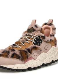 Sneaker con stampa leopardata con una base in suede beige, parte superiore in pelliccia testurizzata, suola in gomma nera e accenti rosa a contrasto. Presenta lacci e anelli distintivi.