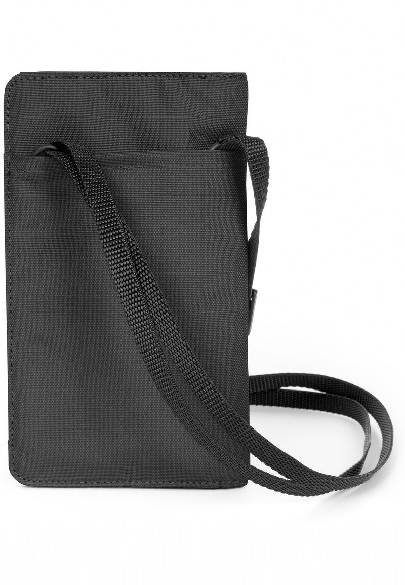 Sac crossbody noir en tissu avec un design plat, une sangle ajustable et une poche avant. Texture lisse et bords renforcés pour une durabilité accrue.