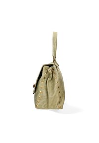 Borsa in pelle verde con superficie testurizzata, una sola tracolla e borchie in ottone lungo un lato. Presenta un design arricciato all'apertura.
