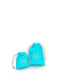 Turkise snoreposer i to størrelser, lavet af blødt materiale, med sølvsnore og et cirkulært "Elli" logo. Tekstureret finish.