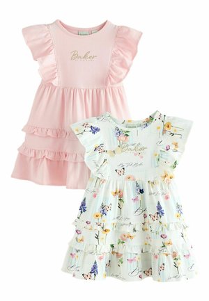 Zwei Kleider für Kleinkinder, eines in Rosa mit Rüschenärmeln und Stufen, das andere in Weiß mit Blumen- und Schmetterlingsmuster und gerafften Stufen. Beide tragen den Schriftzug "Baker".
