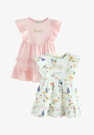 Kaks beebitüdruku kleiti, üks roosa volangiliste varrukate ja kihiliste voldikutega, teine valge lille- ja liblikamustriga ning voldiliste kihtidega. Mõlemal on tekst "Baker".