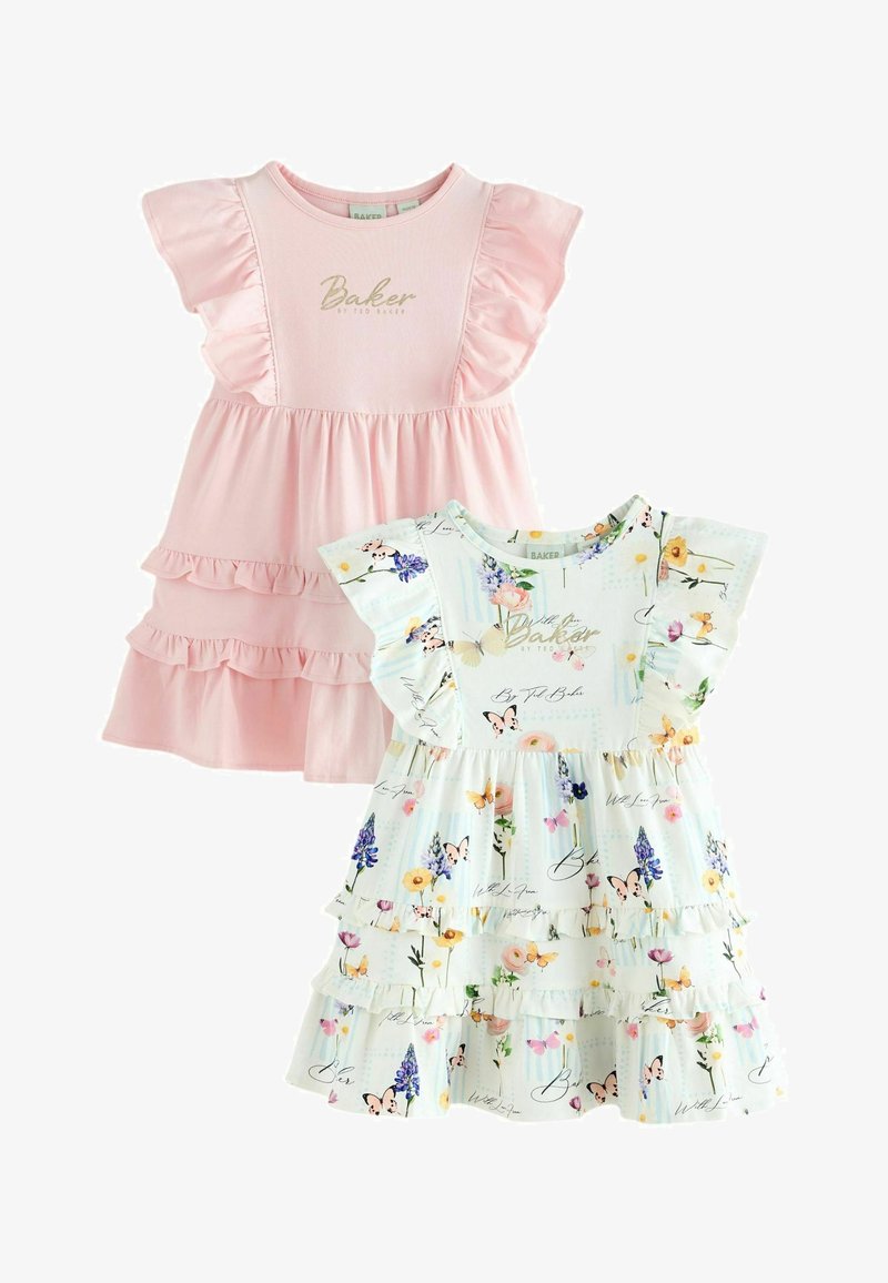 To småbørns kjoler, den ene lyserød med flæseærmer og lag, den anden hvid med blomstermønster og sommerfugleprint samt flæselag. Begge har teksten "Baker".