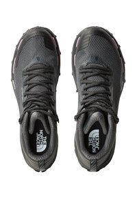 Szare buty sportowe z siateczkową cholewką, trwałą gumową podeszwą, czarnymi sznurówkami i różowymi akcentami. Posiadają teksturowany wzór i detale z logo.