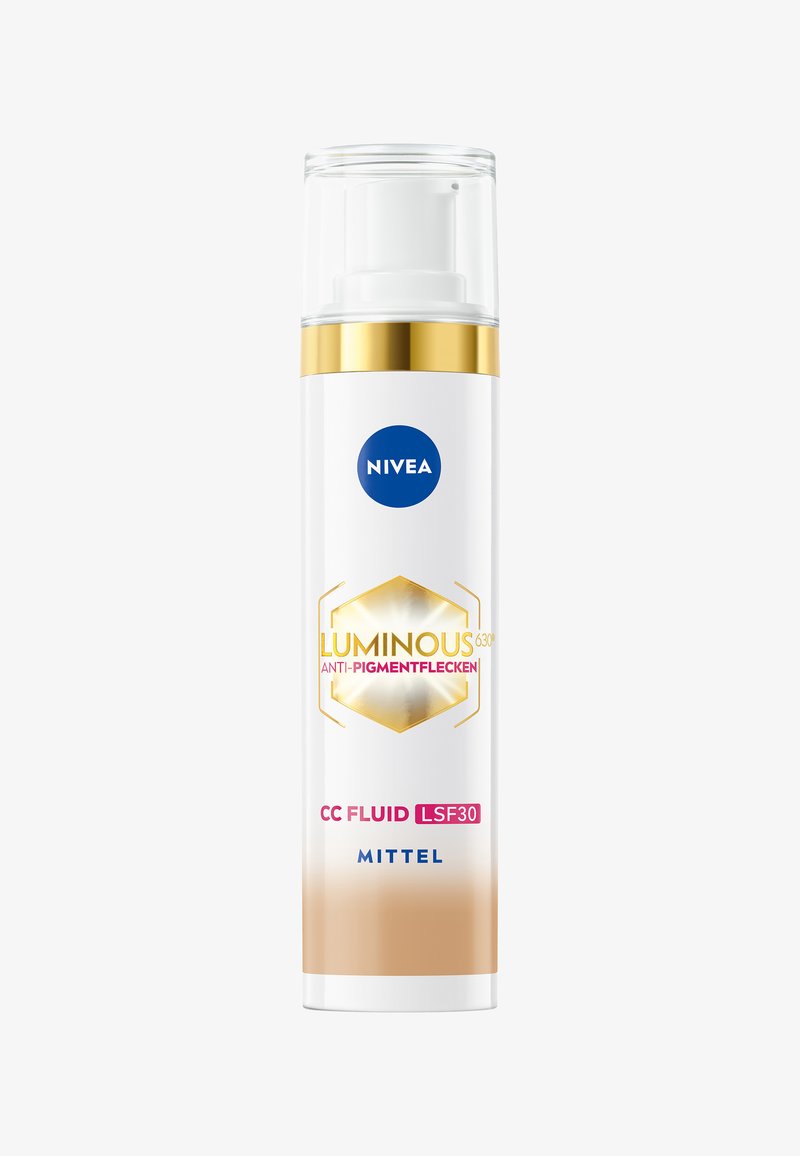 NIVEA Luminous 630° CC Fluid Flasche; weiß mit goldenen Akzenten, einem Pumpspender und einem Farbverlauf von Creme nach Beige; gekennzeichnet für Sonnenschutz.