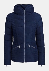 Tmavě modrá prošívaná bunda s kapucí, s texturovaným povrchem, předním zipem a dvěma zipovými bočními kapsami.